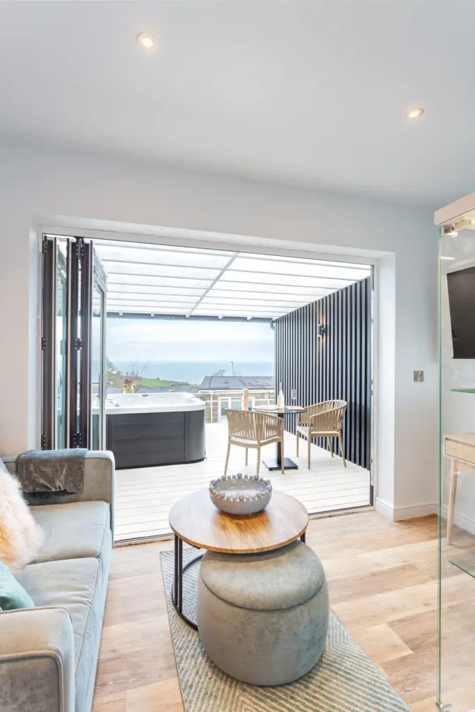 One Bedroom Hot Tub for Couples